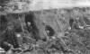 Немецкие солдаты в укрытиях, выкопанных в откосах противотанкового рва у Лохштедского леса.jpeg